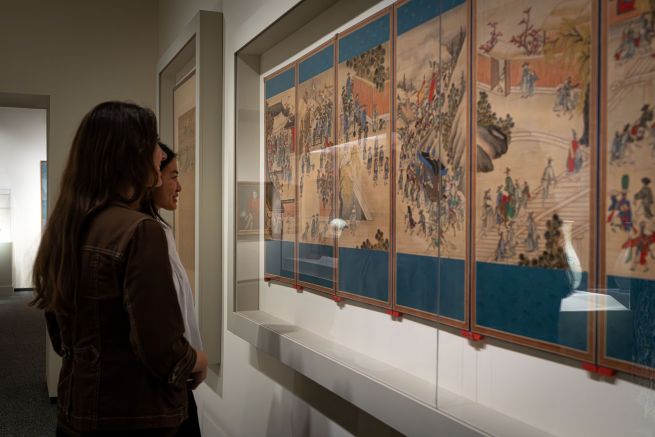 A view of visitors observing Pyeongsaengdo (Scenes of an Ideal Life). Pyeongsaengdo depicts the most idealized and prosperous life course attainable by a member of the Joseon Confucian elite. It illustrates, in chronological order, the life of a scholar-official who attained high office and enjoyed the Five Blessings (longevity, wealth, health, virtue, and a peaceful death), from birth through a long and honored old age. (Photo by Colleen Dugan.)