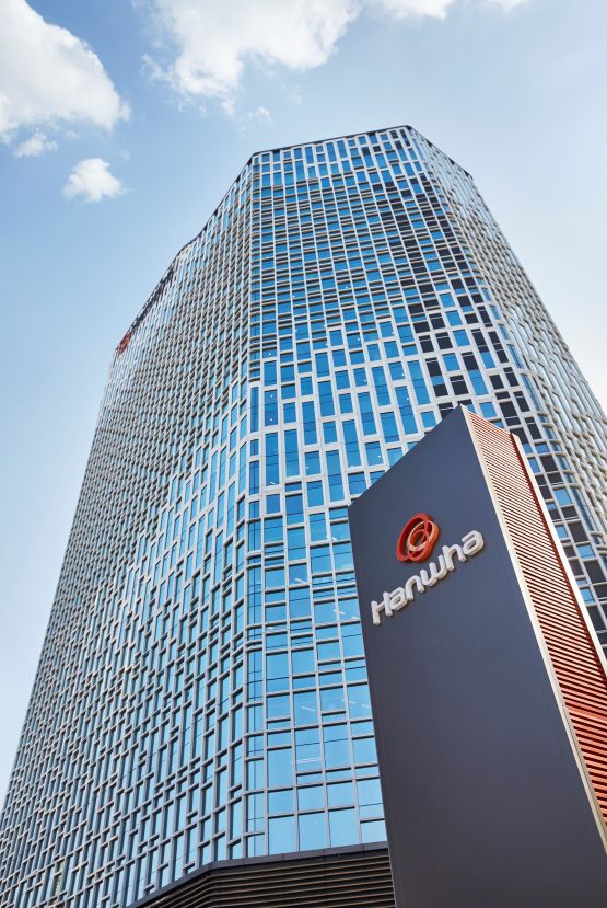 Hanwha maintains a well-balanced business portfolio spanning aerospace and defense, energy, marine and materials, finance, machinery, and distribution and services, enabling the company to respond proactively to a rapidly changing business environment and continue its growth. (Image from Hanwha Group webpage)