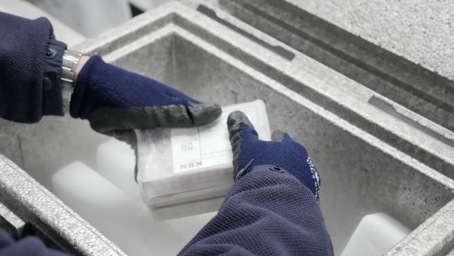 A staff member at the National Central Human Bio-Resource Bank receives the first batch of human biological resources collected through the National Integrated Bio Big Data Project on February 11 this year. (Photo provided by the Korea Disease Control and Prevention Agency)