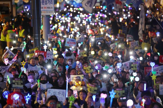 A Year After Failed Coup, Lee Calls Koreans the “Guardians of Democracy” A Year After Failed Coup, Lee Calls Koreans the “Guardians of Democracy”