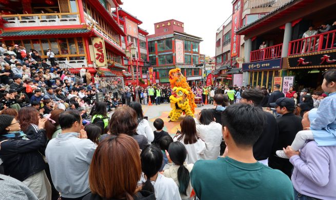 Visitors watch a lion dance performance in Chinatown, Jung-gu, Incheon. (Image courtesy of Yonhap)