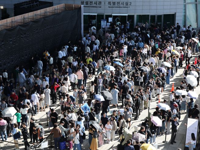 Visitors line up to enter the National Museum of Korea in Yongsan, Seoul, on Oct. 8, the sixth day of the Chuseok holiday. (Yonhap)
