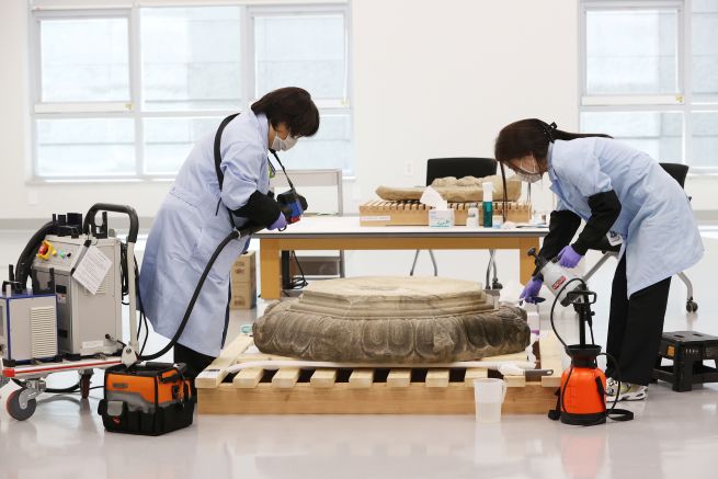On Oct. 28, at the National Museum of Korea in Yongsan, Seoul, staff members from the museum’s Conservation Science Center conduct wet and laser cleaning in the stone conservation room. The center was opened to mark the 20th anniversary of the museum’s relocation to Yongsan. (Yonhap)
