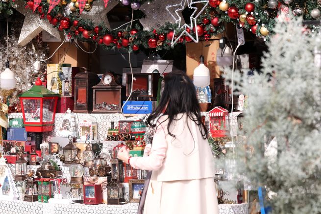 Christmas decorations are displayed at a Christmas goods shop in Namdaemun Market in Jung District, central Seoul. (Yonhap)