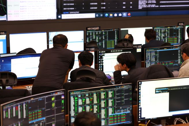 Researchers perform satellite control work on the next-generation medium-sized satellite CAS500-3 deployed by South Korea's homegrown space rocket Nuri on Nov. 27, 2025, at the Korea Aerospace Research Institute's satellite control room in the central city of Daejeon in this file photo released by the institute. (Yonhap)