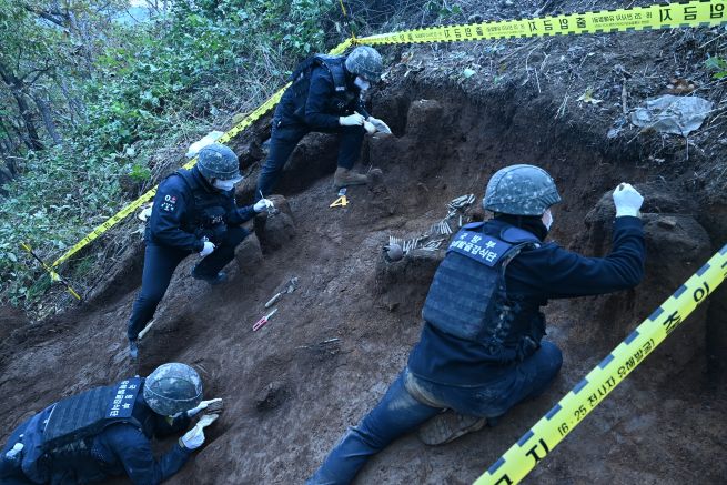 From October 15 to November 28, the Ministry of National Defense conducted a 40-day excavation operation to recover the remains of Korean War soldiers at Baengmagoji inside the Demilitarized Zone (DMZ) along the central front. The ministry announced on December 1 that a total of 25 sets of remains and 1,962 personal artifacts had been recovered. The photo shows the recovery work in progress. (Image provided by the Ministry of National Defense)