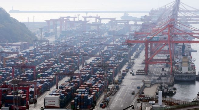 The photo shows stacks of containers at Busan’s Sinseondae Terminal on December 1. (Yonhap)