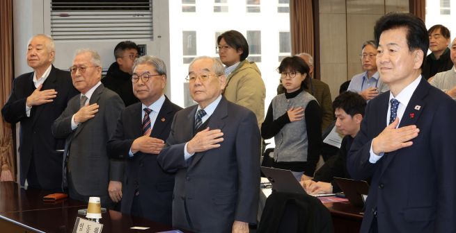 Unification Minister Chung Dong-young salutes the national flag during a special forum marking six months of the new administration’s North Korea policy, hosted by the Korea Peace Forum on December 3 at the Korea Press Center in Seoul. From left: Moon Chung-in, professor emeritus at Yonsei University; former Unification Minister Jeong Se-hyun; former Unification Minister Lee Jae-joung; Lim Dong-won, honorary chairman of the Korea Peace Forum; and Minister Chung. (Yonhap)
