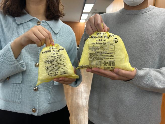 As the number of single-person households continues to grow, Seoul’s Songpa District announced that it will introduce a pilot program on December 10 for 0.6-liter food waste disposal bags — the first local government in the country to offer bags specifically designed for one-person households. (Yonhap)
