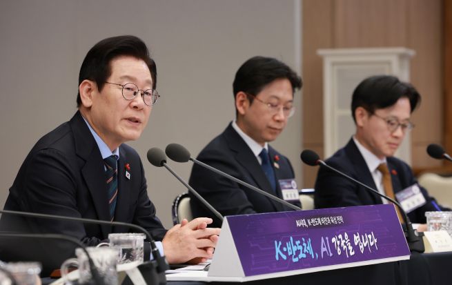 President Lee Jae Myung speaks at a policy briefing on Korea’s semiconductor vision and growth strategy in the AI era at the presidential office in Yongsan on December 10. From left: President Lee, Vice Prime Minister and Science and ICT Minister Bae Kyung-hoon, and Industry Minister Kim Jung-kwan. (Yonhap)