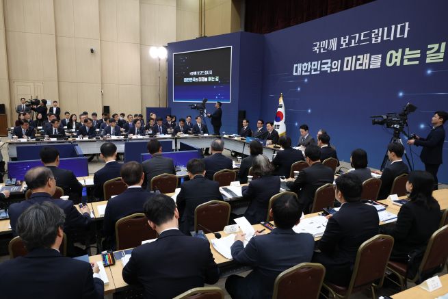 The Ministry of Science and ICT and the Korea Media Communications Commission deliver a policy briefing to President Lee Jae Myung in the central city of Sejong on Dec. 12, 2025. (Yonhap)