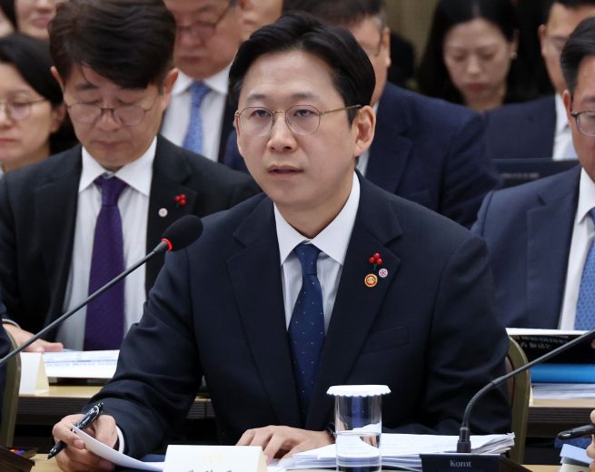 Science Minister Bae Kyung-hoon speaks during a briefing to President Lee Jae Myung in the central city of Sejong on Dec. 12, 2025. (Yonhap)