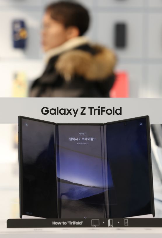 The Galaxy Z TriFold is on display at Samsung Gangnam in Seoul’s Gangnam District. (Image courtesy of Yonhap)