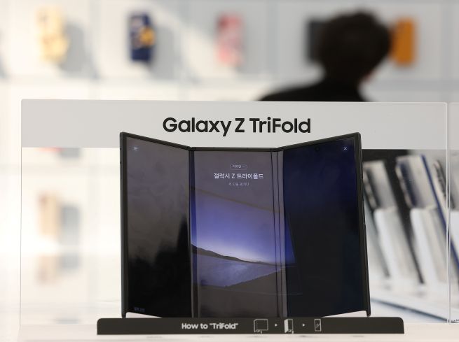 Samsung’s New TriFold Smartphone Sells Out Within Minutes on First Day in Korea Samsung’s New TriFold Smartphone Sells Out Within Minutes on First Day in Korea