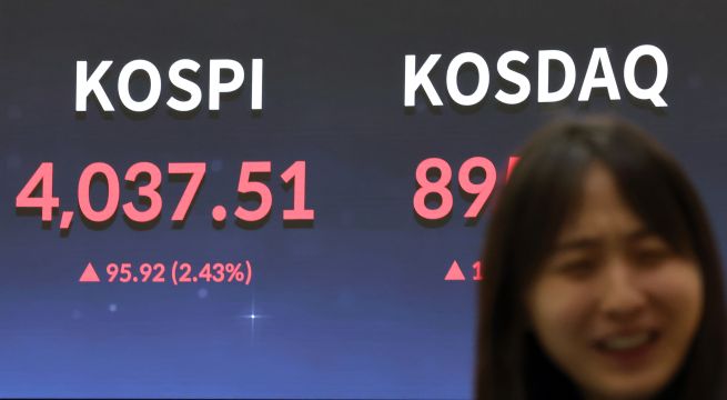 The photo shows the KOSPI index displayed at the Korea Exchange promotion hall in Yeouido, Yeongdeungpo District, Seoul, on October 27, when the benchmark index surpassed the 4,000 mark for the first time in history. (Yonhap)