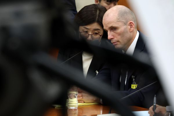 Harold Rogers, interim CEO of Coupang, answers lawmakers’ questions during a parliamentary hearing on the company’s data breach at the National Assembly’s Science, ICT, Broadcasting and Communications Committee in Yeouido, Seoul, on December 17. The hearing has drawn growing criticism as an “empty hearing” due to the absence of Coupang founder and chairman Bom Kim. (Yonhap)