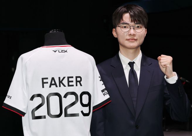 League of Legends (LoL) star Lee Sang-hyeok, also known as Faker, poses for a photo during a press conference in Seoul on Dec. 18, 2025. (Yonhap)