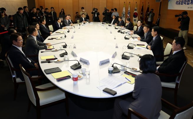 A “Petrochemical Industry Business Restructuring CEO Meeting” is being held on December 22 at the Chamber Lounge of the Korea Chamber of Commerce and Industry in Jung-gu, Seoul. (Yonhap)