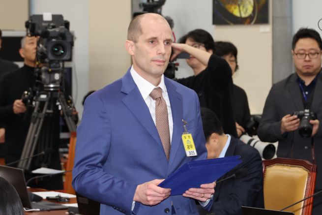 Harold Rogers, interim CEO of Coupang, submits his written oath after being sworn in as a witness at a parliamentary hearing held on December 31 by the National Assembly’s Science, ICT, Broadcasting and Communications Committee on Coupang’s security breach and personal data leak, unfair trade practices, labor conditions, and measures to prevent a recurrence. (Yonhap)