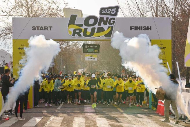 The offline race took place Dec. 6 at Hanam Misagangjeong Park, where 5,000 runners completed a 10-kilometer course alongside Sean. (Image courtesy of Kakao Pay)