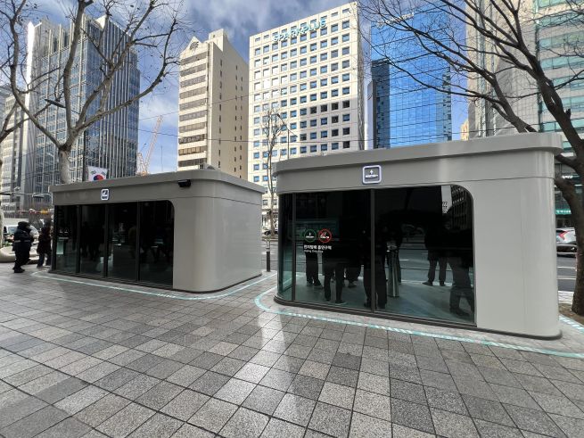 A view of the Gangnam District’s separated smoking booth installed along Teheran-ro. The facility features divided spaces for conventional cigarettes (left) and electronic cigarettes (right). (Image provided by Gangnam District)