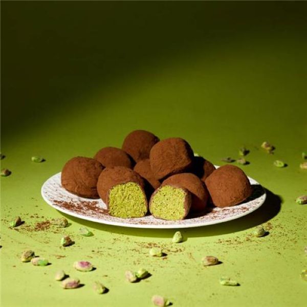 The retail industry has been rolling out a series of pop-up stores featuring the increasingly popular “Dubai chewy cookie,” known as dujjonku. The photo shows a promotional image for a dujjonku pop-up store launched by Lotte Department Store at its Myeongdong branch. (Photo courtesy of Lotte Department Store)