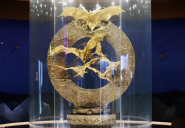 Record Gold Prices Renew Attention on Hampyeong’s Golden Bat Sculpture