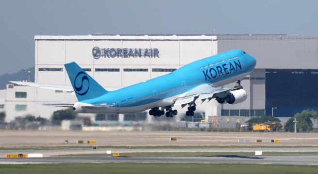 The image shows a Korean Air flight departing from Incheon International Airport, west of Seoul. (Pool photo) (Yonhap)