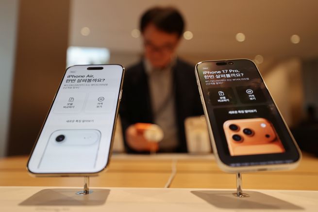 The iPhone Air and iPhone 17 Pro are on display at Apple’s Myeongdong store in central Seoul. (Yonhap)