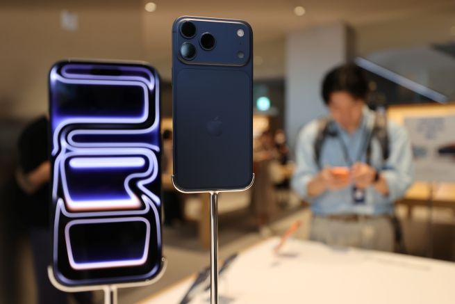 The iPhone 17 series on display at Apple’s Myeongdong store. (Yonhap)