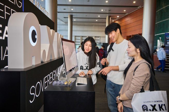A visitor uses SK Telecom’s A.X K1 model at the first presentation of the Independent AI Foundation Model Project, held on Dec. 30 at COEX in Gangnam, Seoul. (Image provided by SK Telecom)
