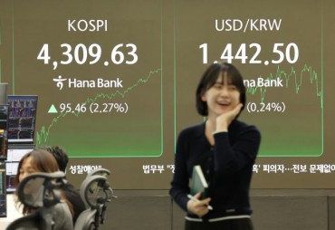 KOSPI Breaks 4,300 for First Time on Semiconductor Surge