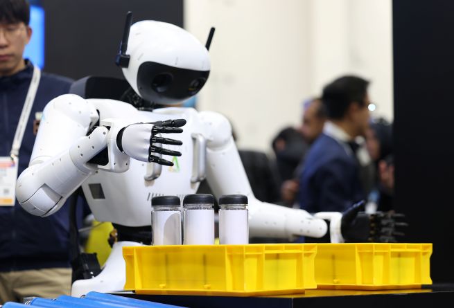 On the opening day of CES on Jan. 6 (local time), Arobot’s robot “Alice,” developed by a South Korean robotics company, demonstrates item transportation at the Las Vegas Convention Center (LVCC) in Nevada, United States.