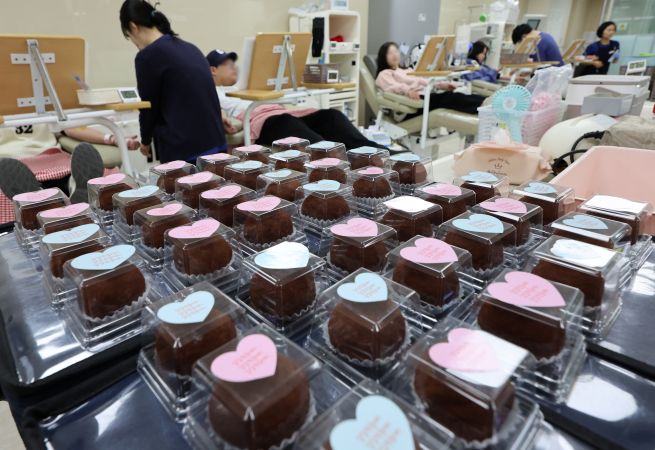 Dubai chewy cookies (dujjonku) are displayed at the Seomyeon Blood Donation Center in Busan on Jan. 23, ahead of distribution to whole-blood and platelet donors during the seasonal donation lull. The Busan Blood Center held a one-day promotion that offered the cookies to visitors at 13 donation centers across the city. (Yonhap)