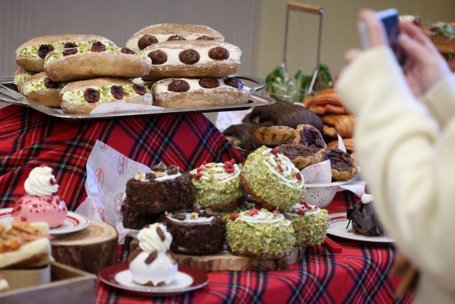 Tim Hortons is showcasing its food menu at a New Year press briefing held on Jan. 28 at its Sinnonhyeon Station branch in Gangnam District, Seoul. (Yonhap)
