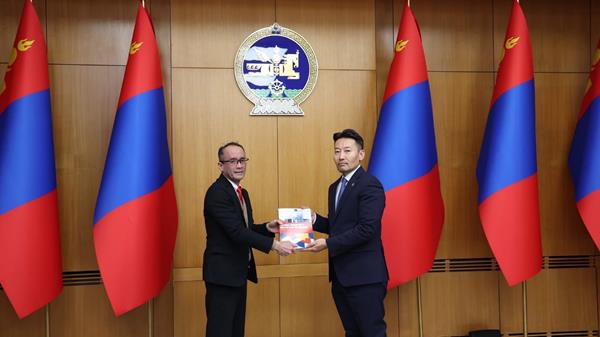 The Deputy Prime Minister of Mongolia, H.E. Gankhuyag Khassuuri (right), received the National Productivity Master Plan from APO Secretary-General Dr. Indra Pradana Singawinata (left) during the official handover ceremony at the Office of the Deputy Prime Minister on 26 January 2026.