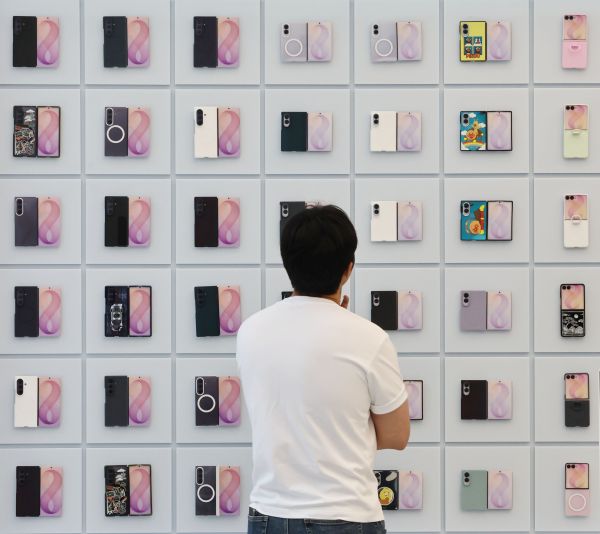 Foldable Smartphone Market Surge | Apple's iPhone Duo Drives 24% Category Growth & Seller Opportunities