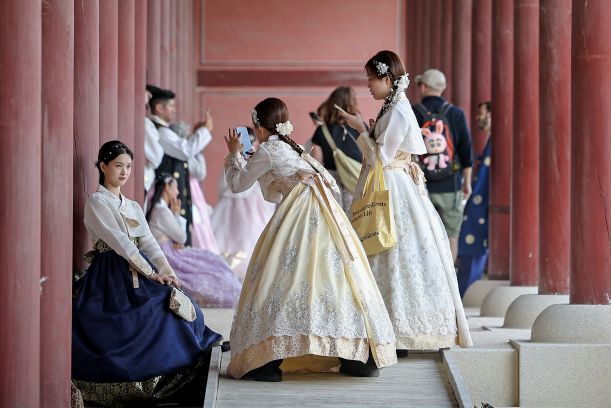 Foreign tourists take photos at Gyeongbokgung Palace in Jongno District, Seoul. (Yonhap)
